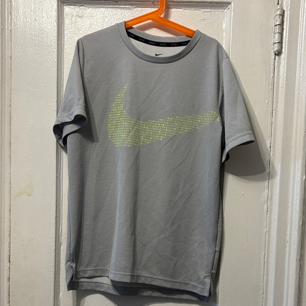 Nike Gray and Yellow Men's Short Sleeve Tee